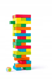 Drevené kocky Jenga kymácející vysokej veže