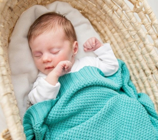 Prikrývka, prehozy na posteľ - Lullalove bambusová prikrývka Makaroon Azure