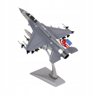 Modely v 1:72 zmenšených modeloch lietadiel s hračkou