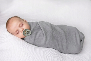 Prikrývka, prehozy na posteľ - Ľahká swaddle mušelínová prikrývka 80x120 grafit