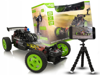 RC pretekárske auto pripevnené na diaľkovom ovládači