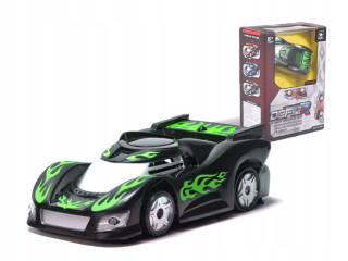 RC auto ide po stene k stropu a z diaľkového ovládača