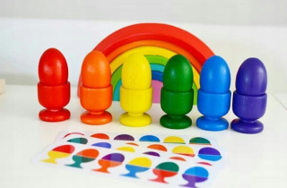 Triedič farieb Egg Montessori puzzle + suchý zips