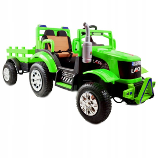 Veľký traktor s prívesom, čerpané kolesá, pilot