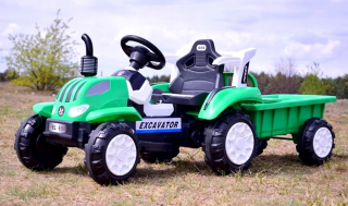 Traktor s prívesom pre pilot batérie