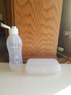 Tupperware na raňajky, škrupina a 1l fľaša
