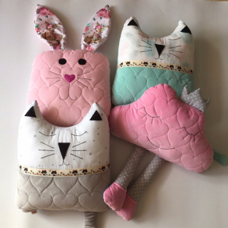 Detský dekoračný vankúš - Plyšový vankúš biely maskot 60x38cm